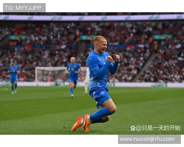 足球球星亲自问候球迷与粉丝，分享心声与比赛背后的故事